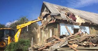 Промышленный демонтаж пристроек к дому в Кинели | Цены от 564 руб. за м2